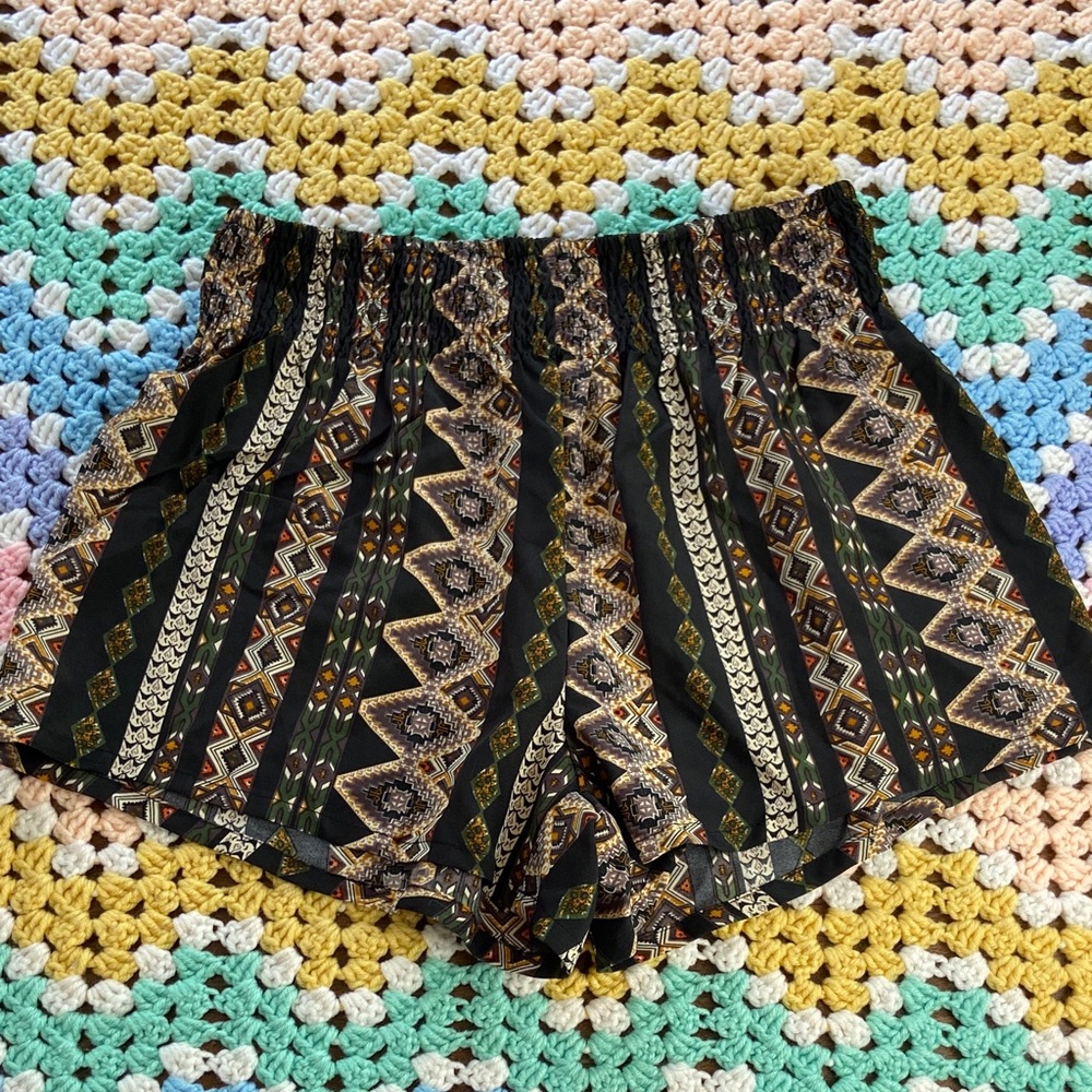 3/$12 SHEIN lightweight smocked waist Bohemian Geometric Tribal Shorts small/6